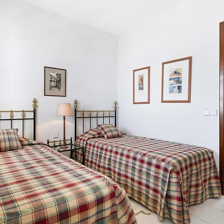 En Puerto Del Carmen, 3 *